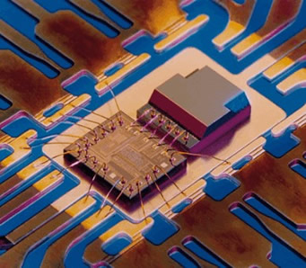 des panneaux lumineux et probablement des cellules solaires